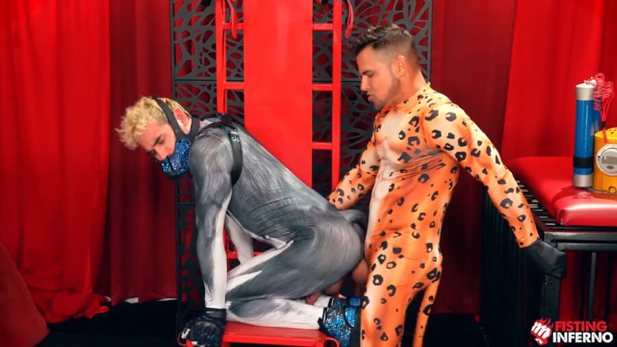 Fisting Animals Archer Croft & Zac Snow Have Raw Sex